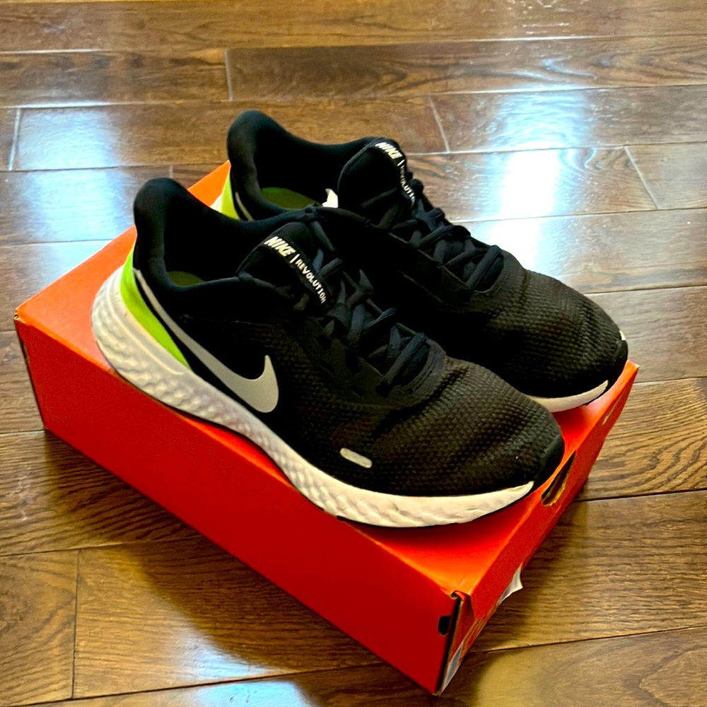 Boys size 8 Nike revolution